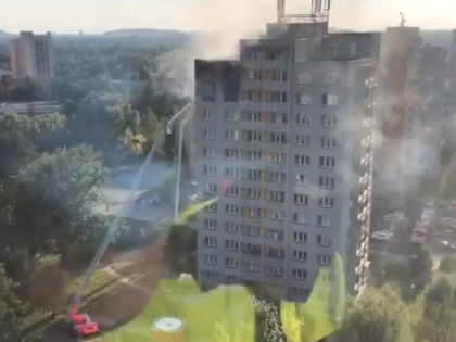 Pożar wieżowca w Czechach! Ludzie skakali z 12. piętra! Są ofiary śmiertelne! [WIDEO]