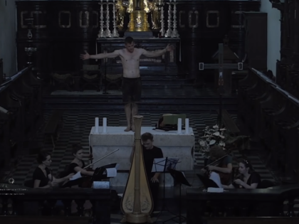 Półnagi mężczyzna tańczył na ołtarzu w klasztorze w Tyńcu! Jest wideo z zajścia!