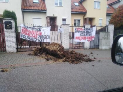 Rolnicy wysypali gnój pod domy posłów PiS! To zemsta za walkę z polskim rolnictwem!