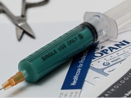 Szczepionka na koronawirusa zawiera mikrochipy? Rząd nie pozostawia złudzeń
